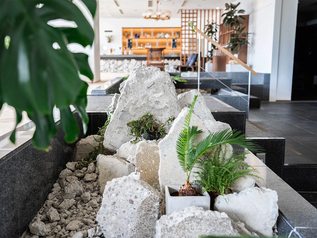 ロビーの岩と植物の装飾