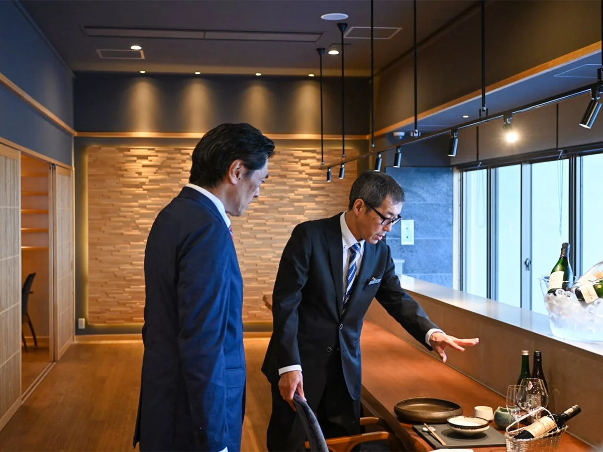 レストランまたはバーで会話する様子