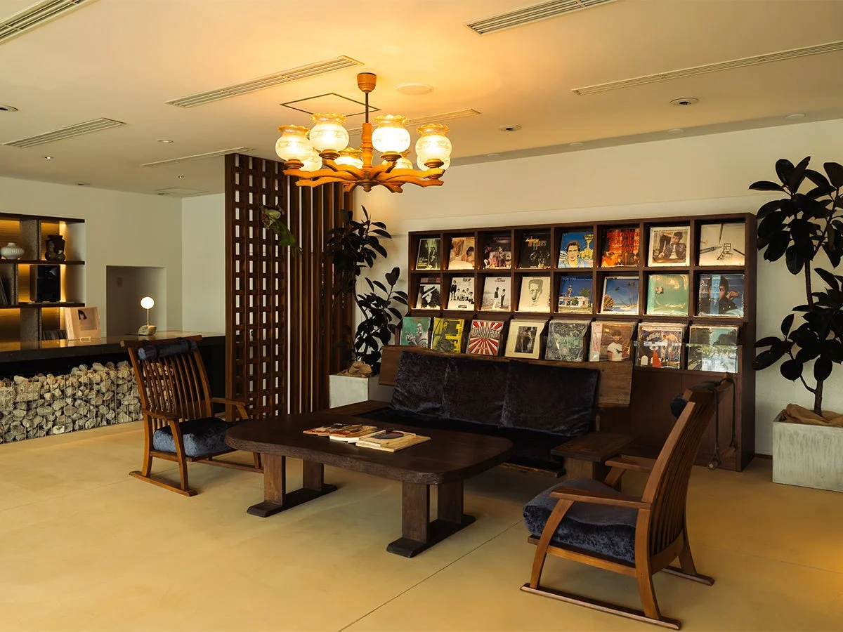 レコードが並ぶラウンジ