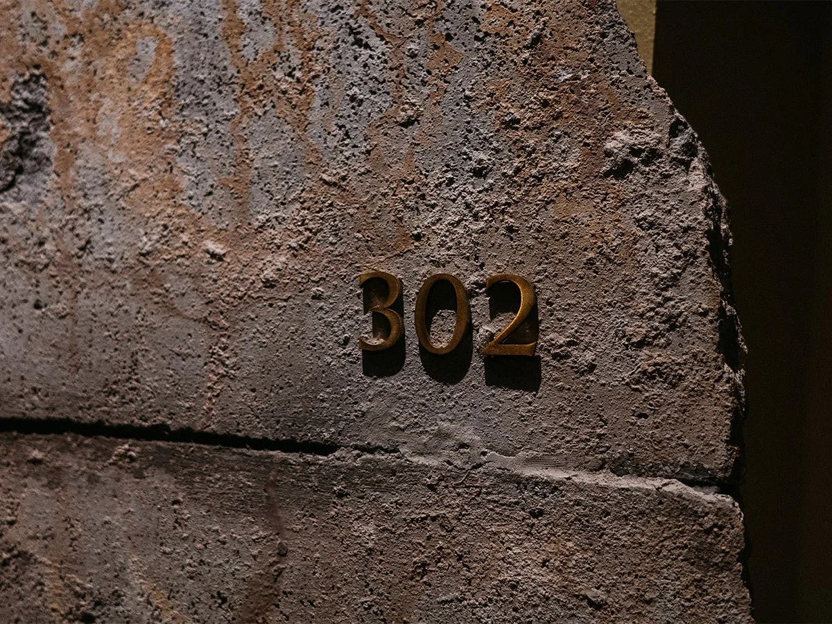 部屋番号「302」