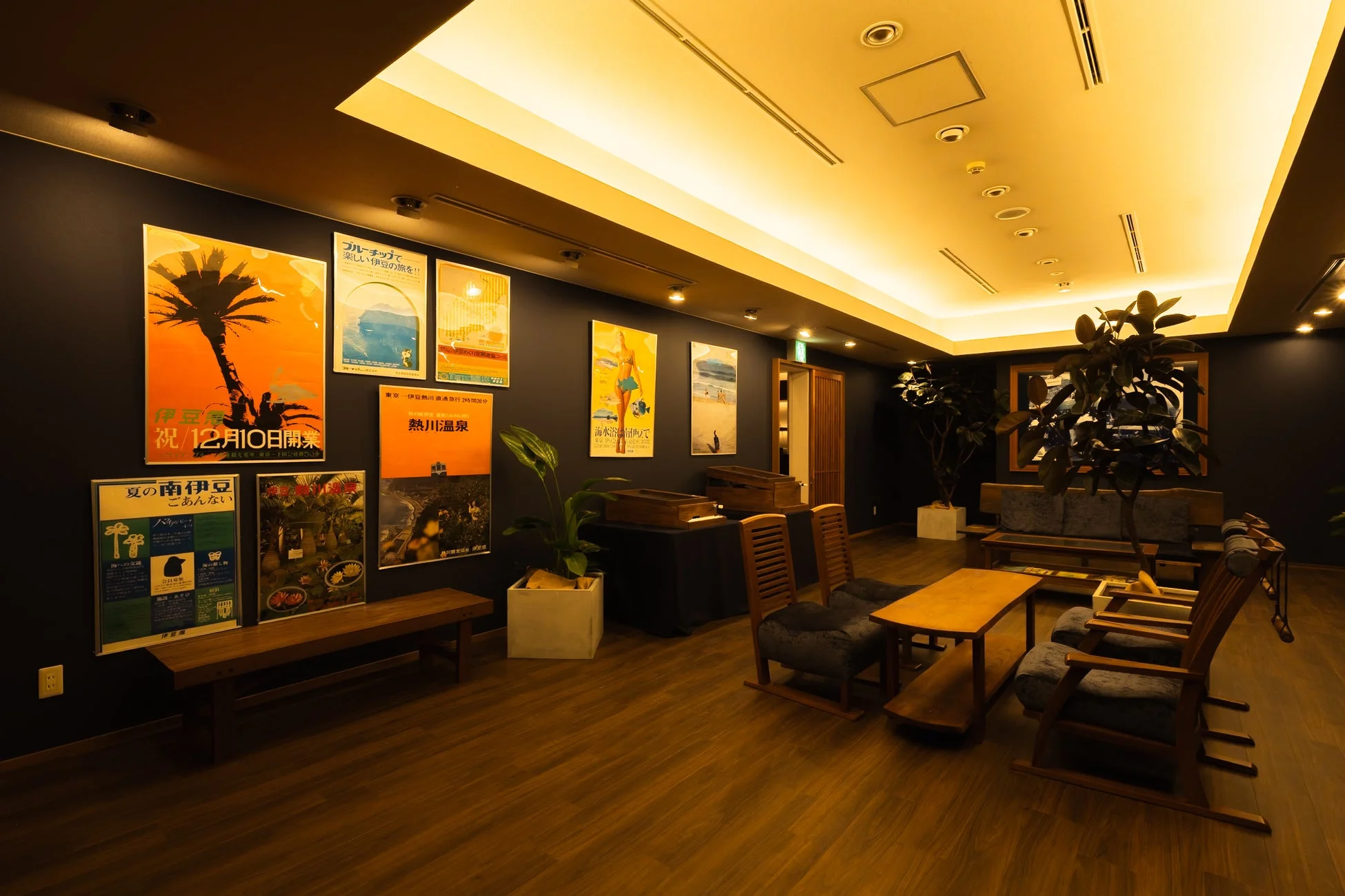 レトロな旅行ポスターが飾られたラウンジ